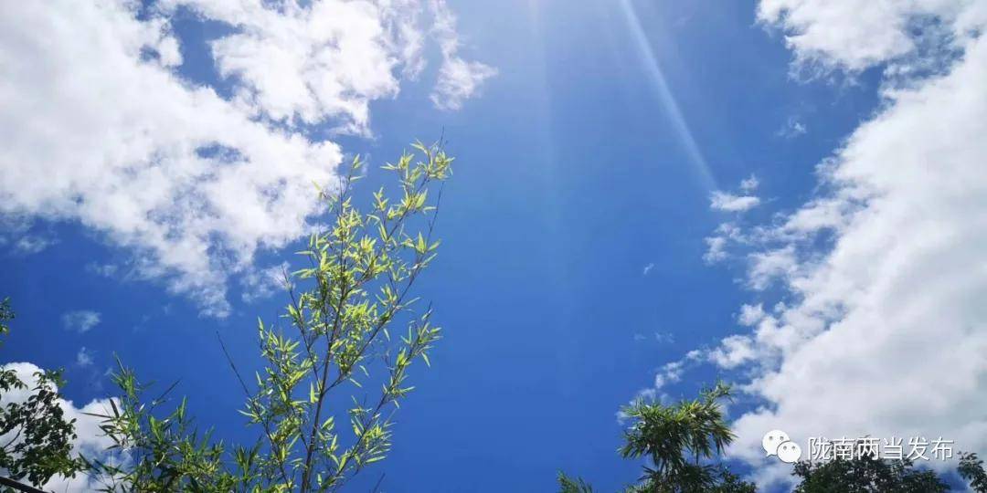 湛蓝的天空 棉花糖般的云朵与之交织在一起 仿佛踮起脚尖 就能摘到