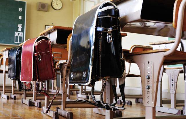 背包|为什么日本小学生都背着红色的小书包？大叔我很好奇