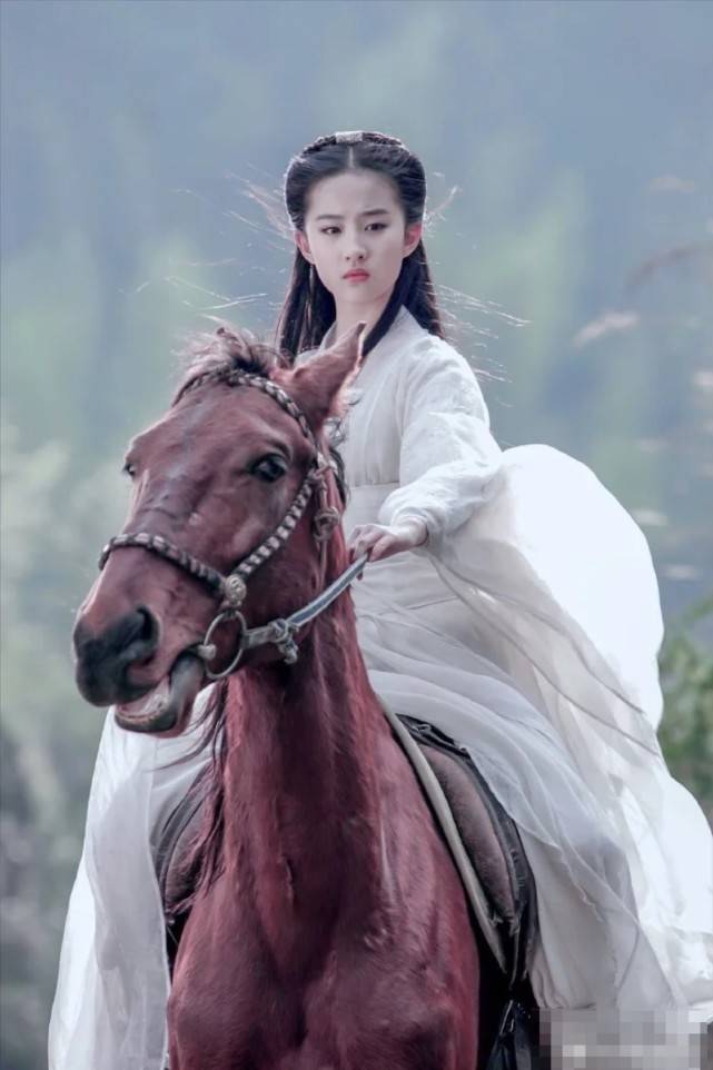 作品|原创刘亦菲最新封面杂志，浓妆的她英姿飒爽，能演仙女也能完全演战士