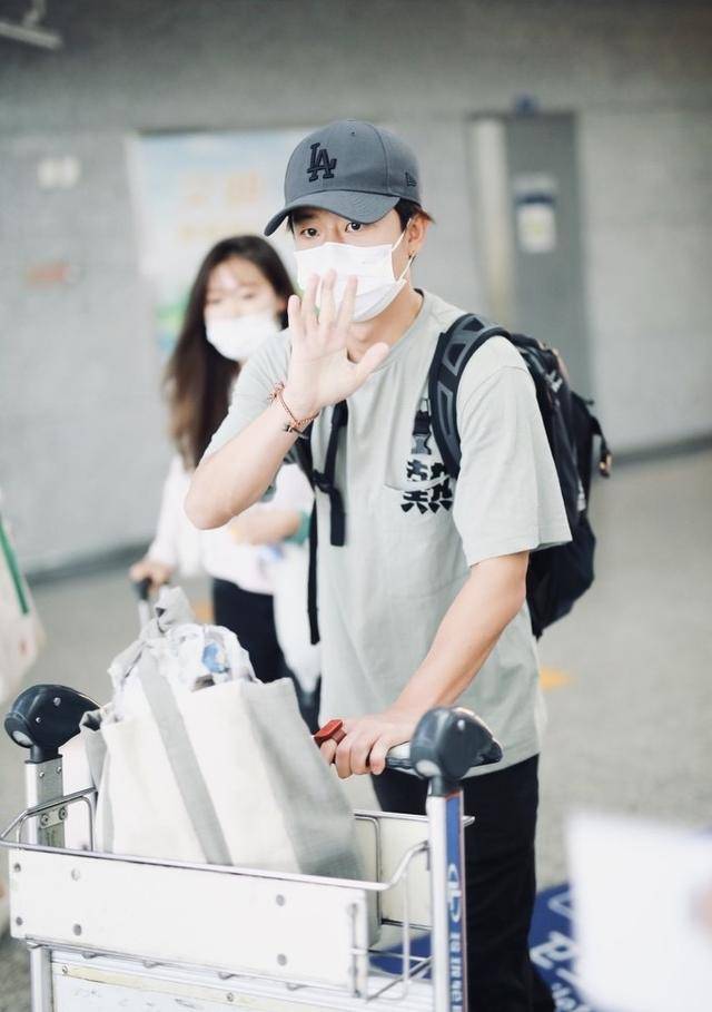机场|原创黄轩携女友再次现身机场，大方挥手打招呼，女友素颜出镜目光无神