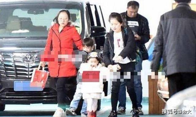 女儿|原创霍思燕女儿正面照首曝光？原来已经这么大了，嗯哼花式哄妹妹开心