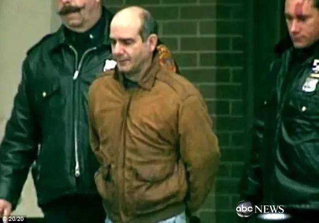 毛骨悚然！2岁被性虐，9岁被绑架，一个拴着铁链