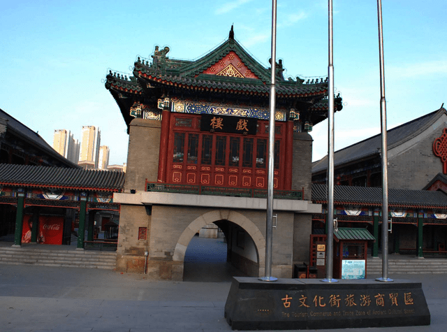 如今的天津古文化街是一条 商业街,在古文化的街道上有一个牌楼,在