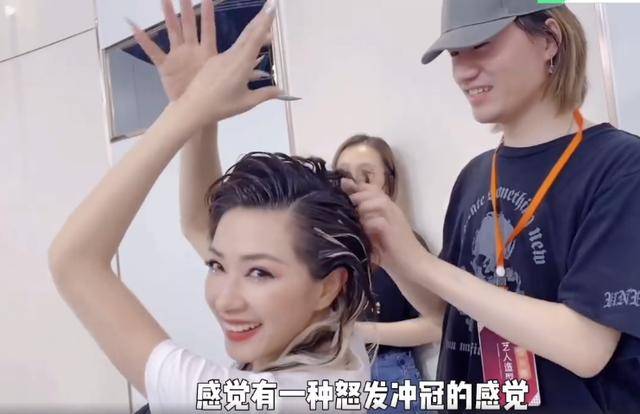 女明星|原创伊能静用发卡当耳环、张雨绮的脏辫绑了一夜,姐姐的妆容藏满心机