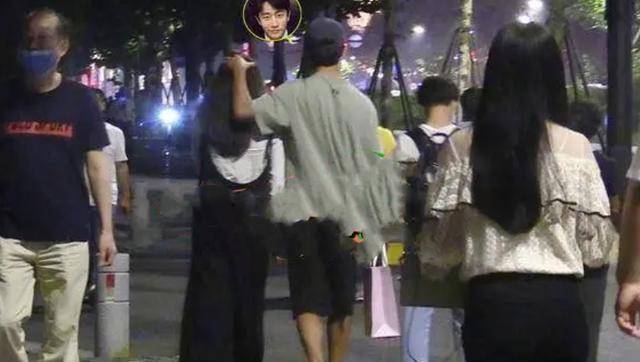 机场|原创黄轩携女友再次现身机场，大方挥手打招呼，女友素颜出镜目光无神