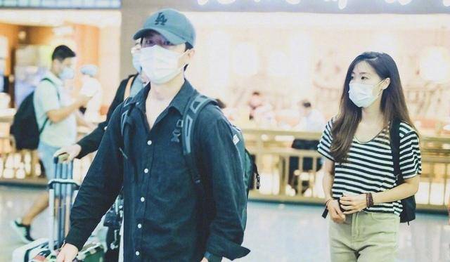 机场|原创黄轩携女友再次现身机场，大方挥手打招呼，女友素颜出镜目光无神