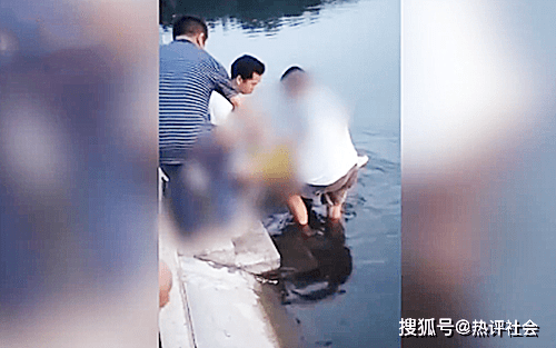 原创2岁女童不慎落水11岁哥哥下水营救双双溺亡,家人当场崩溃大哭