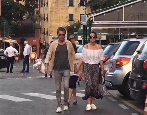 坑洼|巩俐化了妆脸上坑洼都还明显，不修图肤色也很黄，确实是老了！