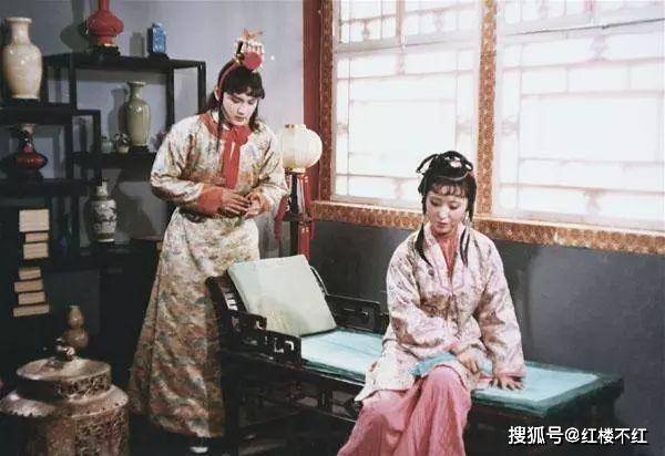 第34回宝玉挨打,为何宝钗探望他很高兴,黛玉前来宝玉却再三责备_贾宝玉