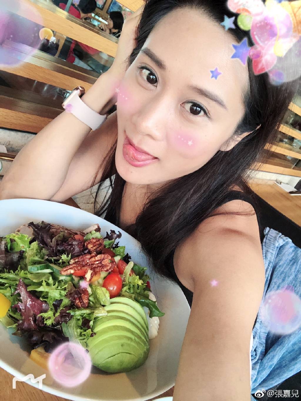 美女明星 张嘉儿 的图集