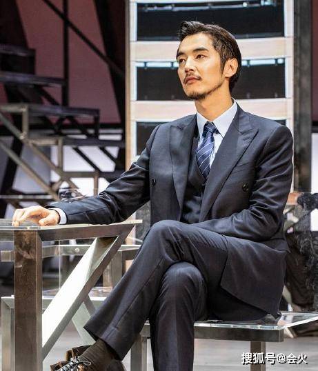 河神|原创知名男星深夜现身路边摊撸串，不修边幅很邋遢，抠完脚后又剔牙？