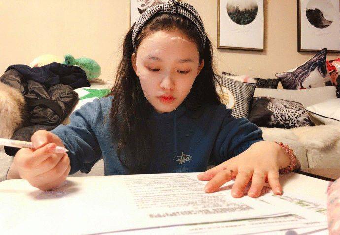 冲浪|林允不愧是美妆博主,综艺上玩冲浪皮肤白到发光,素颜更让人羡慕