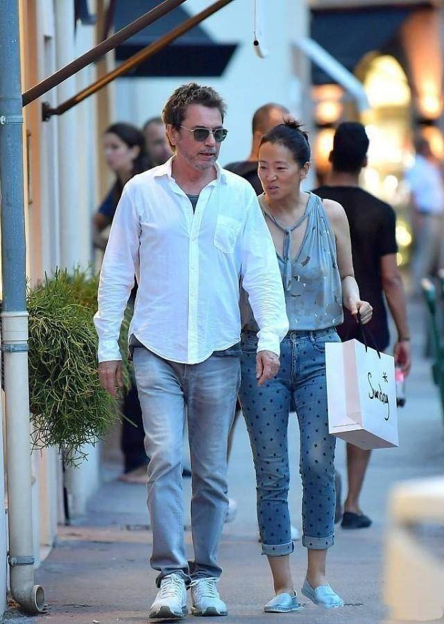 坑洼|巩俐化了妆脸上坑洼都还明显，不修图肤色也很黄，确实是老了！