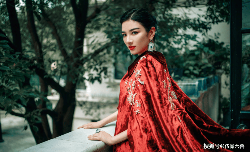 黄毅清被判15年后,前妻黄奕首次发文,晒女王范儿美照霸气十足