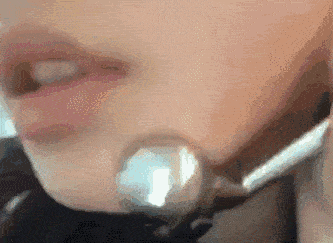 冲浪|林允不愧是美妆博主,综艺上玩冲浪皮肤白到发光,素颜更让人羡慕