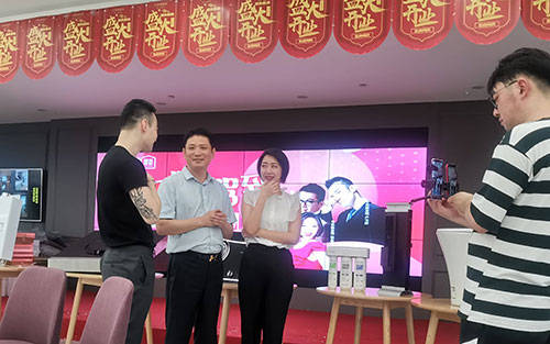 《早安新发现》王牌主持人空降沪尚茗居直播间,探店打卡人气样板间!