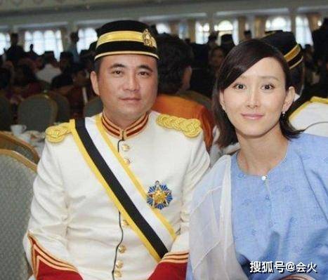 胡静罕发与儿子合照,43岁无皱纹很清纯,儿子继承颜值不像豪门爹