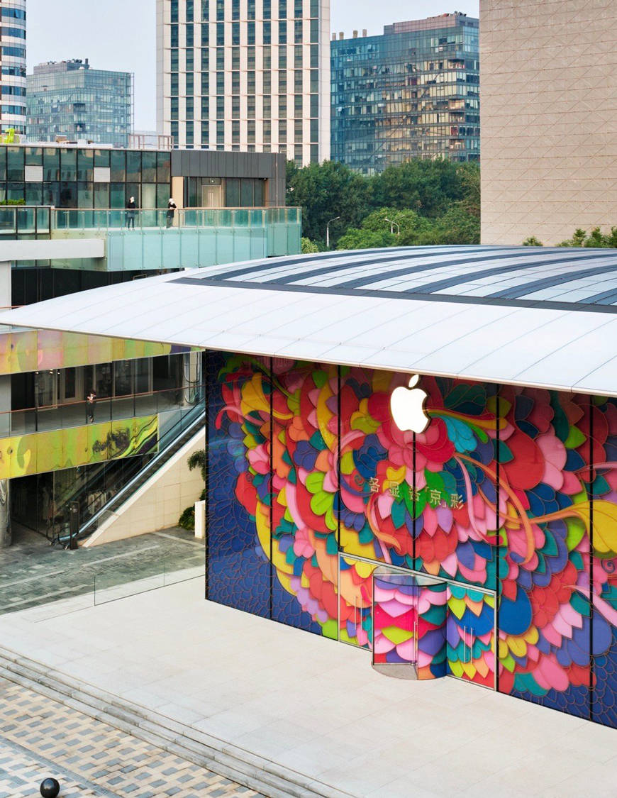 值得一提的是,曾经的apple store三里屯店,是中国第一季苹果零售店,在