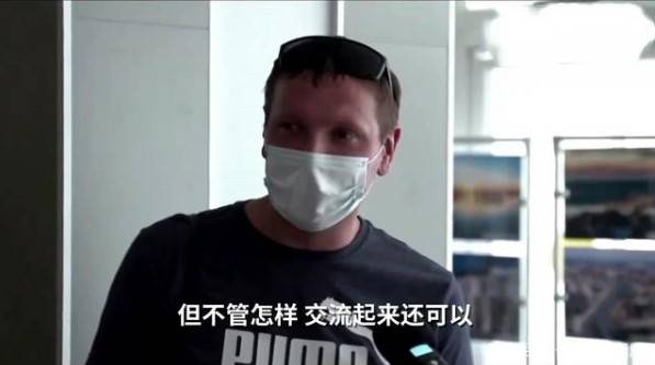 俄罗斯一市政中心迎来女机器人职员：拥有600多种人类面部表情