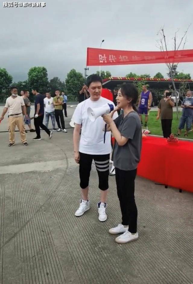 冯绍峰|冯绍峰身材发福成大叔：赵丽颖积极健身变少女，二人婚后似两辈人！