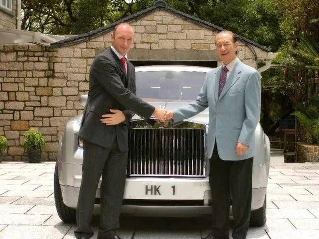 何猷君|原创赌王移灵仪式结束，何家人上香鞠躬拜别，何猷君心情激动转头拭泪