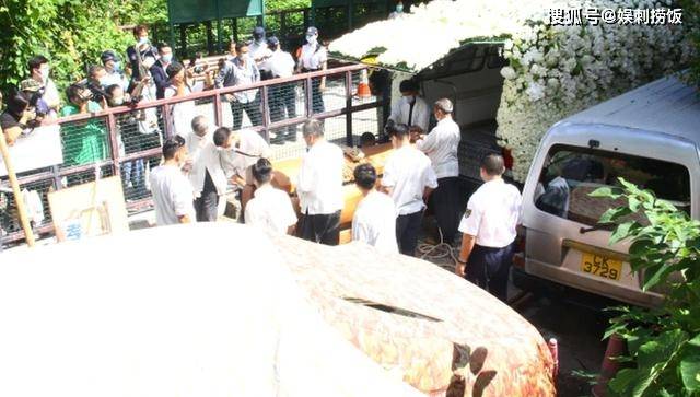 赌王灵柩移送义庄暂存，何猷龙捧亡父遗照，待