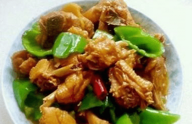 材料:带骨仔公鸡500克,辣椒50克.