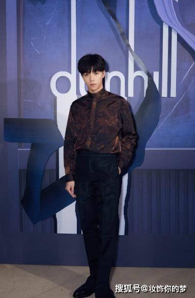 衬衫|陈立农终于改变了,穿艳色衬衫搭金项链似大佬,叫人看呆了