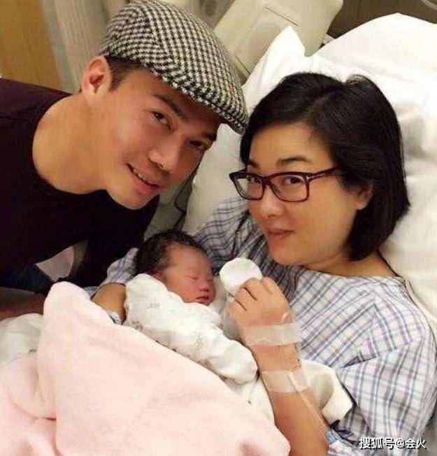 近照|原创53岁谢天华也老了!近照满脸皱纹发福胖一圈,昔日风采已不再