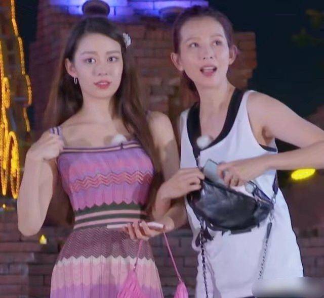 腰肢|有种迷人叫吉娜穿长裙，身材曼妙腰肢纤细惹人羡，男人就爱这一款