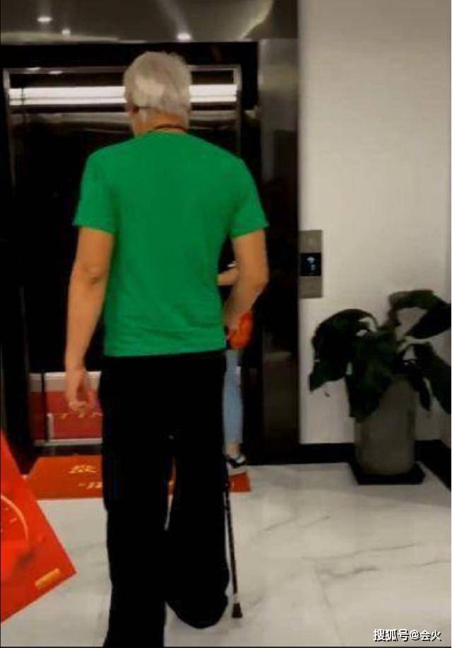 60岁林瑞阳被曝打封闭针,步履蹒跚很沧桑