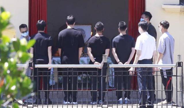 何猷君|原创赌王移灵仪式结束，何家人上香鞠躬拜别，何猷君心情激动转头拭泪