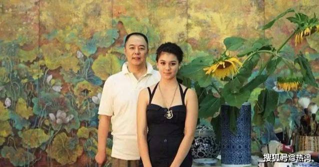 张月亮穿着一件简单的衬衫式t恤,优雅的天蓝色完美地展现了少女的清纯
