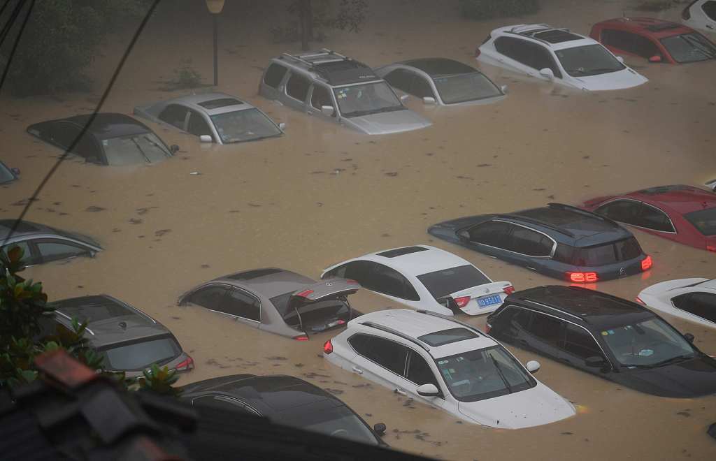 湖北恩施突发特大暴雨 车辆随波逐流