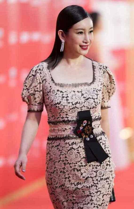 秦海璐现"幸福肥",穿抹胸礼服秀丰满身材,站老公身边很小女人