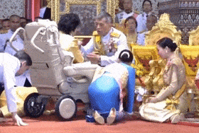 苏提|原创连发5条动态送祝福？离婚后还让68岁泰王惦记的，只有挚爱颂妃