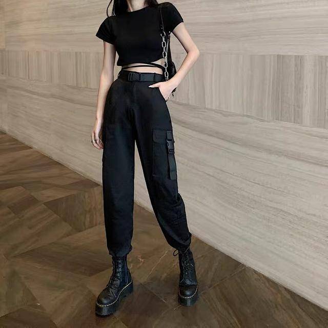 设计|还在穿淑女小香风？今年夏天更流行“炫酷风”，上身利落有型