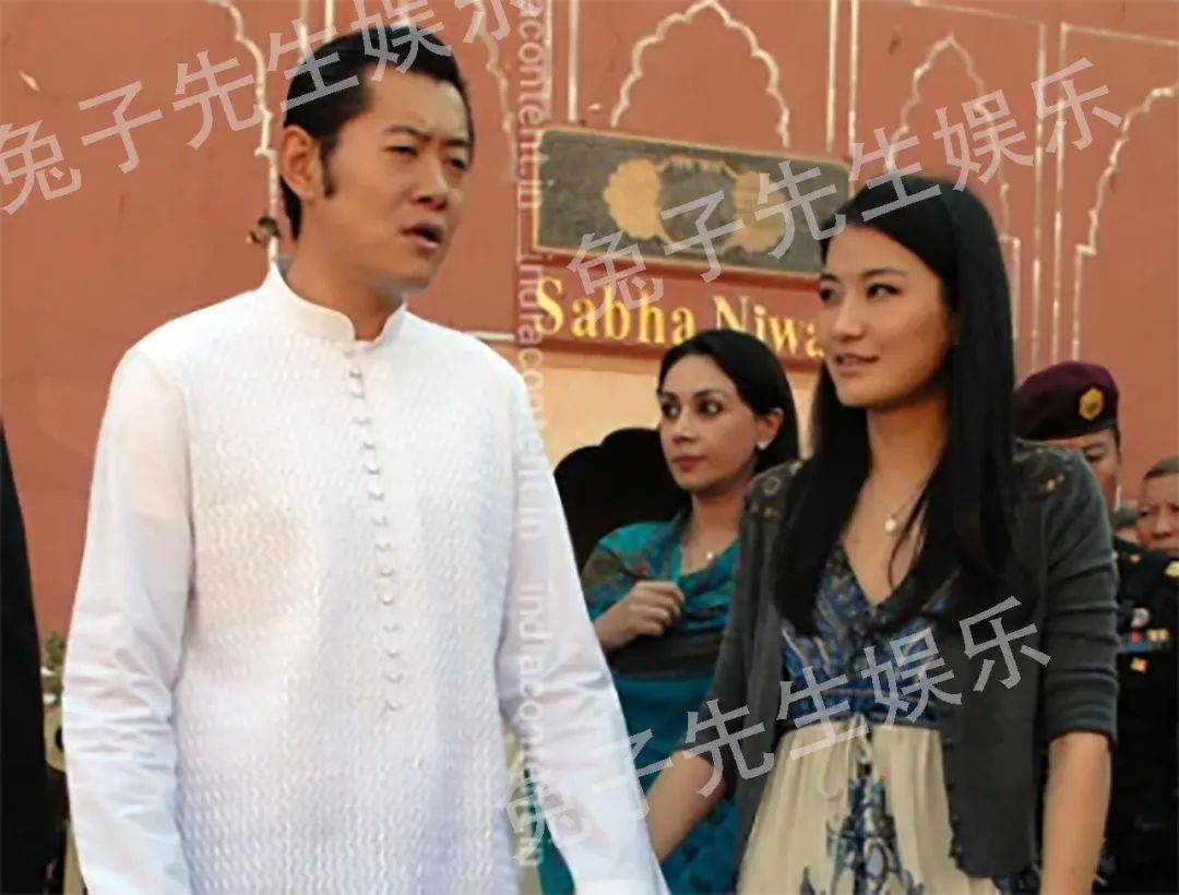 大衣|30岁不丹王后品味太土，穿毛领大衣壕气过头，手上红包包又艳又俗