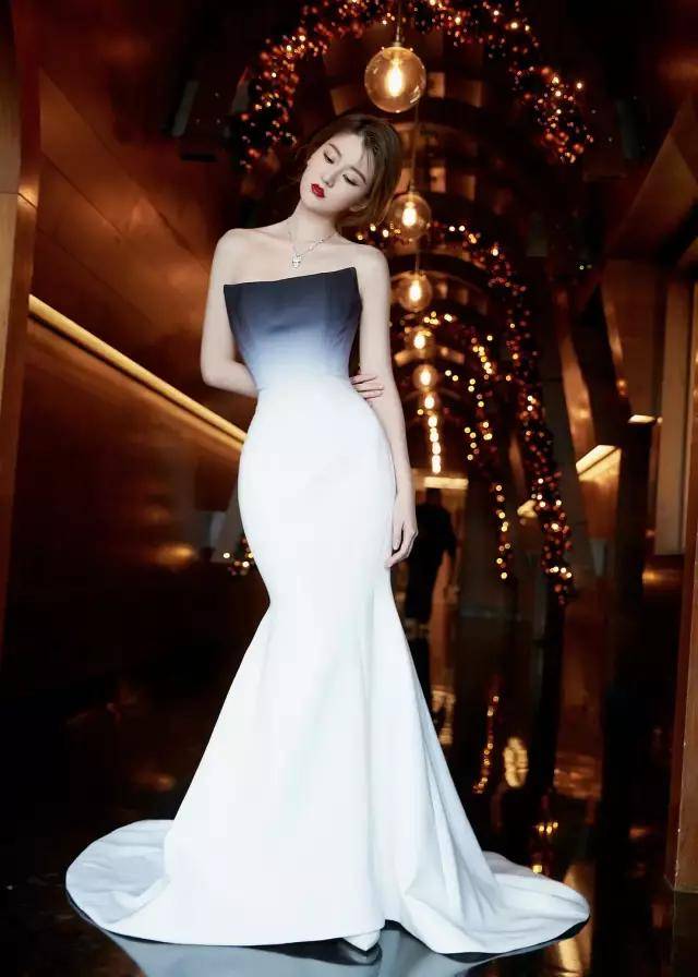 热巴|最美不过红唇锦衣？李沁凭它与热巴争艳，新一代直男女神太绝了！