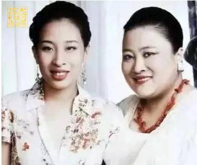 苏提|原创连发5条动态送祝福？离婚后还让68岁泰王惦记的，只有挚爱颂妃