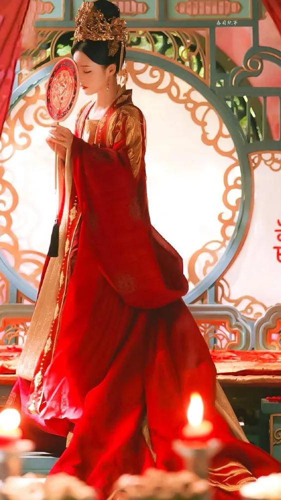 热巴|最美不过红唇锦衣？李沁凭它与热巴争艳，新一代直男女神太绝了！