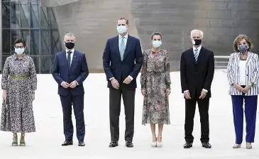 莱蒂齐亚|西班牙王后又亮相,zara穿出大牌感,看到脚上“笨笨鞋”我闭嘴了