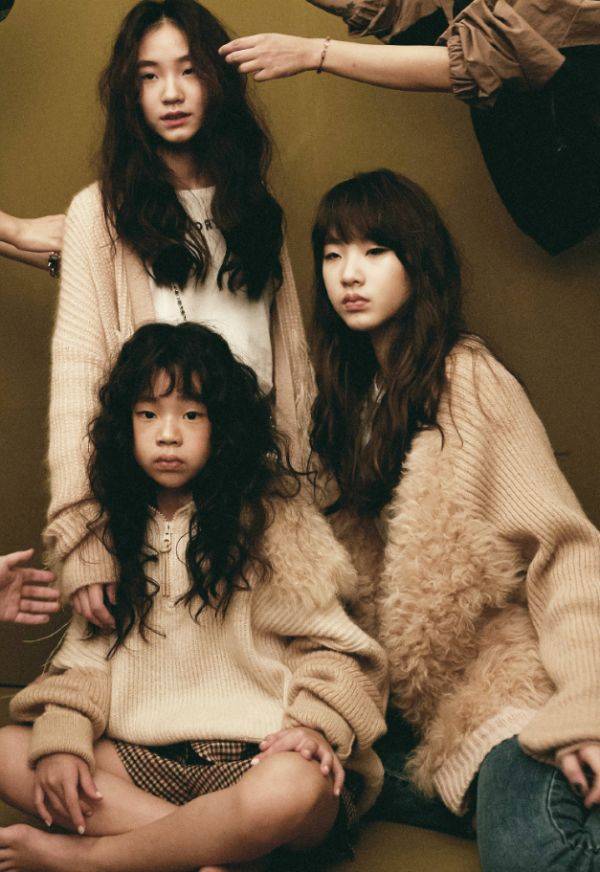 合体|小S三女儿合体拍大片,“丑女儿”全逆袭,这才是真正的超模家族