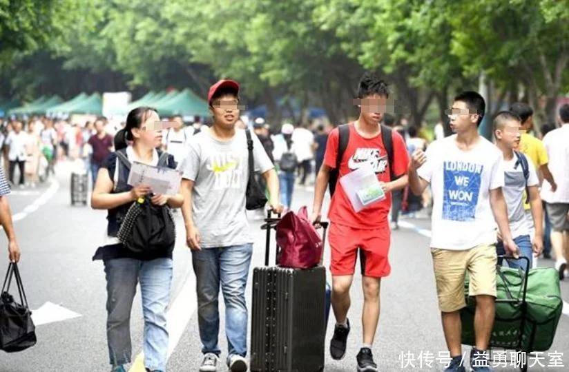 大学一年级新生,一个月问父母要4500元生活费,这过分吗?