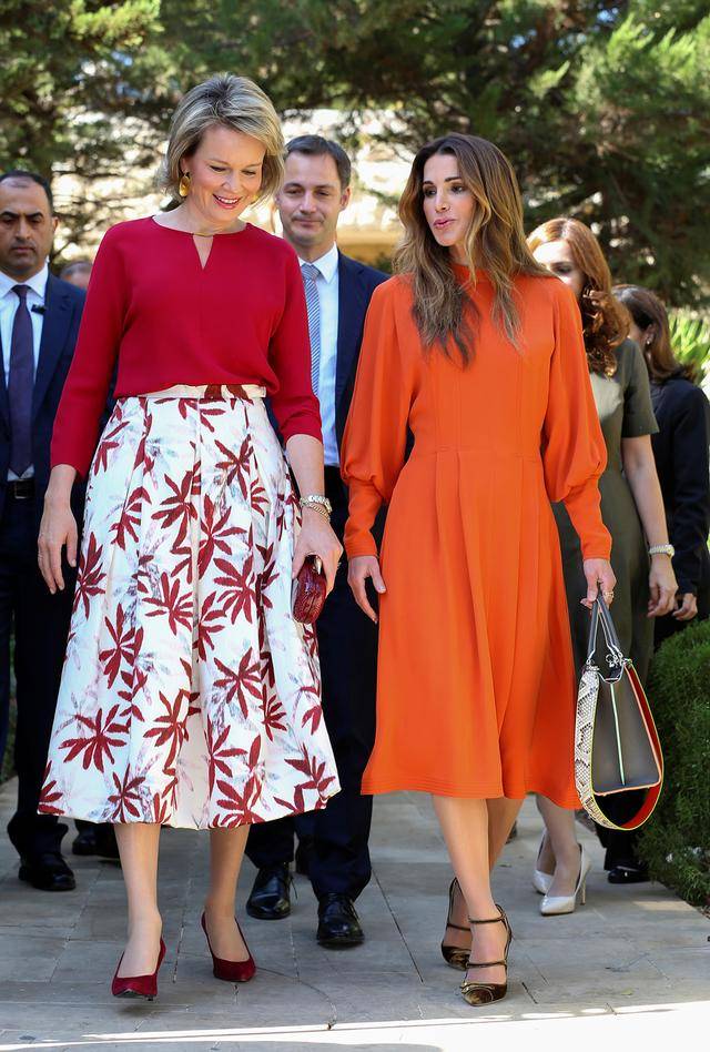 着装|比利时王后爱大红大绿，着装大气华丽，却爱戴借来的珠宝？