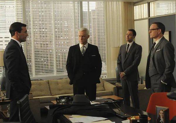 疫情之后，年入40万的金融男没衣服穿了