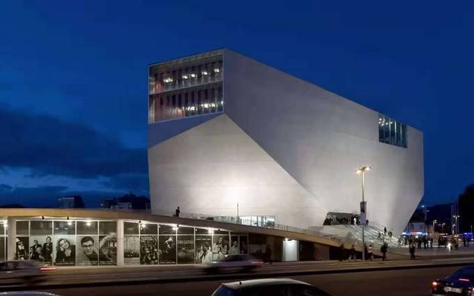 波尔图音乐厅(葡萄牙语:casa da música,是一座位于葡萄牙波尔图市