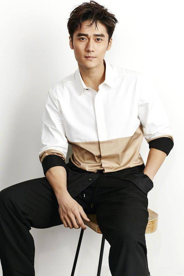 机场|原创蒋劲夫近照曝光，独自现身机场，戴耳钉项链穿扮嘻哈，纹身抢镜