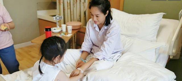 朱丹挺四个月孕肚抱女儿出街，素面朝天身材臃