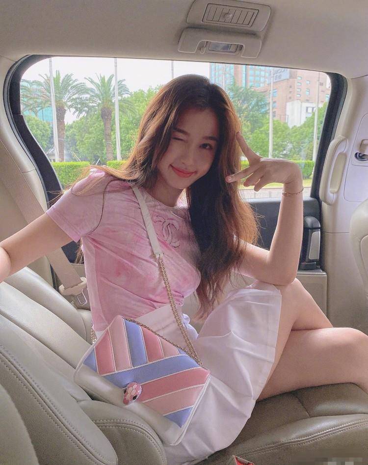 原创虞书欣小号停更后大号晒美图,粉色造型化身甜心少女,比耶微笑超